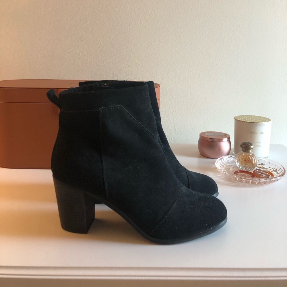 Black suede like new perfect Toms black booties